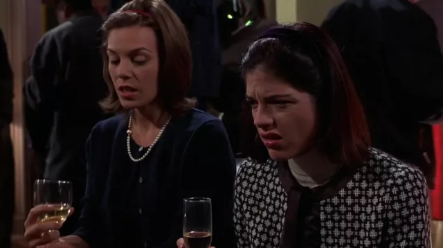 Tailleur jupe Miu Miu noir et blanc porté par Vivian (Selma Blair) comme on le voit dans la garde-robe du film Legally Blonde