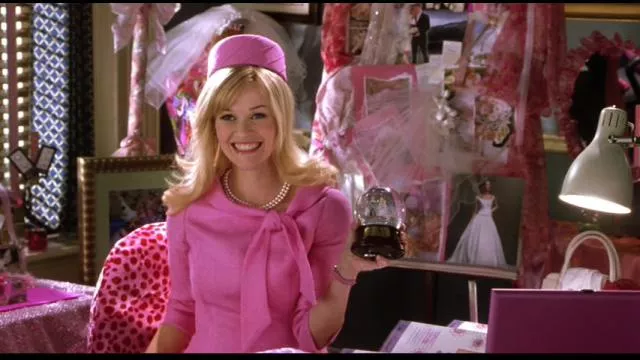 Ensemble costume et chapeau rose Ali Rahimi porté par Elle Woods (Reese Witherspoon) en Legally Blonde 2 : Rouge, Blanc et Blond