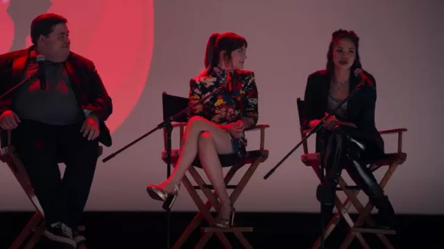 Robe à manches longues à col roulé à fleurs multicolore exclusive de Versace portée par Kinsey Locke (Emilia Jones) comme on le voit dans Locke & Key (S03E08)