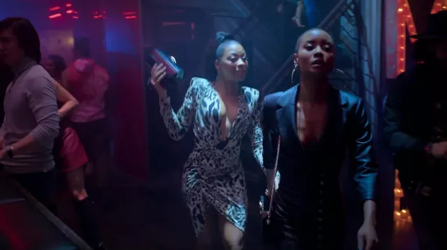 Alexandre Vauthier Mini-robe en jersey à col plongeant et imprimé lynx portée par Renee (Bresha Webb) dans Run the World (S01E01)
