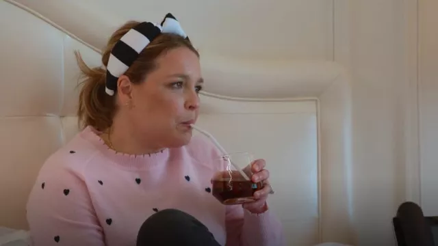 Lele Sadoughi bandeau noué en éponge rayé porté par Joanna Teplin comme on le voit dans Get Organized with The Home Edit (S02E04)