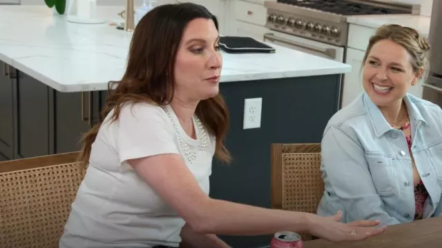 Comme D es Garçons X Jupe by Jackie Pearl Embroidery Tee porté par Clea Shearer comme on le voit dans Get Organized with The Home Edit (S02E05)