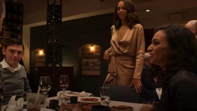 Jupe mi-longue drapée en soie Cushnie portée par Whitney (Amber Stevens West) comme on le voit dans Run the World (S01E02)