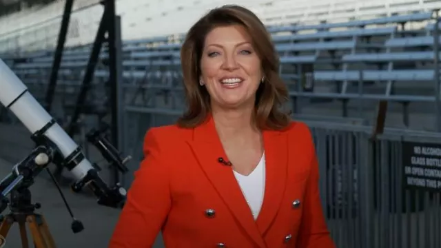 Veste Veronica Beard Miller portée par Norah O’Donnell dans CBS Evening News le 8 avril 2024