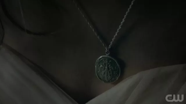 Colgante de collar de regalo talismán de la esperanza usado por Josie Saltzman (Kaylee Bryant) en el programa de televisión Legacies (S01E06)