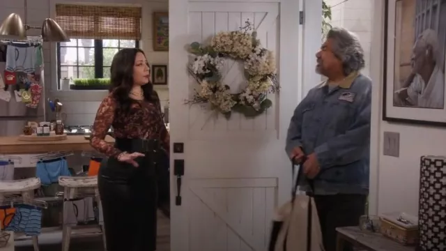 AllSaints Elia Body porté par Rosie (Selenis Leyva) comme on le voit dans Lopez vs Lopez (S02E04)