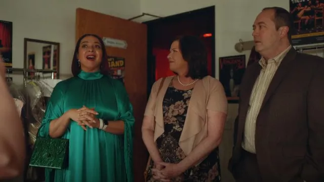 8 autres raisons : Mini sac à main porté par Molly Novak (Maya Rudolph) comme on le voit dans Loot (S02E03)