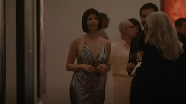 Top Loewe métallisé drapé à dos nu porté par Sonia Shawcross (Annabelle Dexter-Jones) dans American Horror Story (S12E06)