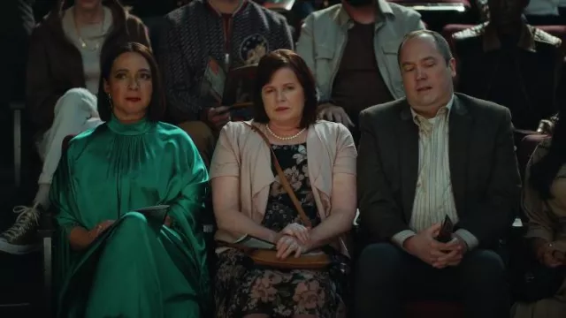 Andrew gn Robe en satin de soie mélangée froncée à glands portée par Molly Novak (Maya Rudolph) comme on le voit dans Loot (S02E03)