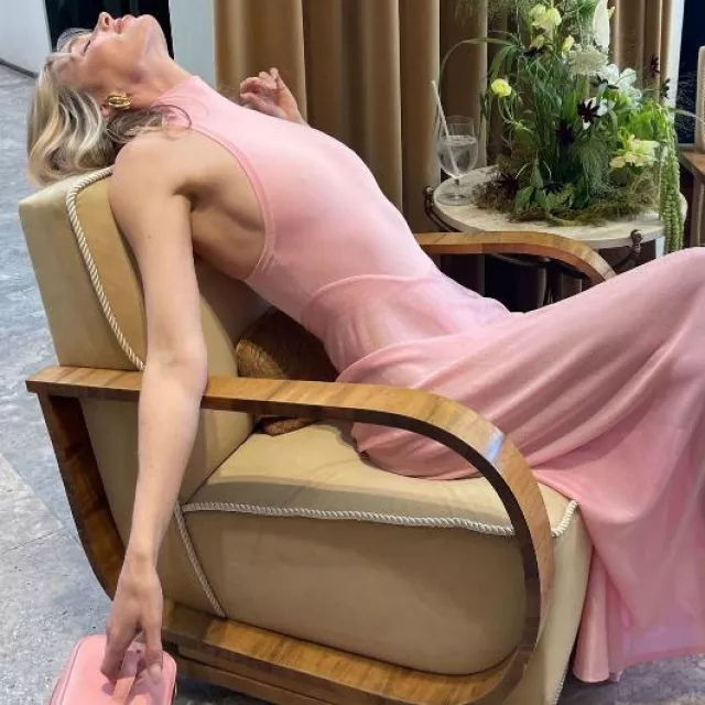Robe longue évasée à col roulé en maille évasée Alaïa portée par Elsa Hosk sur sa story Instagram le 10 avril 2024