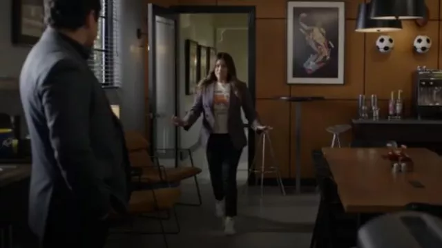 Chaussures Adidas Superstar portées par Nell Serrano (Gina Rodriguez) dans Not Dead Yet (S02E07)