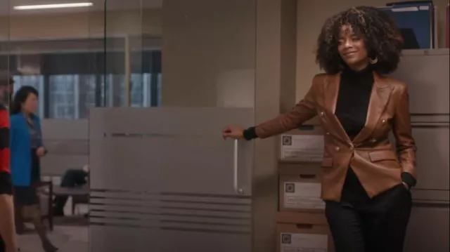 L’Agence Kenzie Leather Jacket portée par Beverly Crest (Leslie Silva) comme on le voit dans So Help Me Todd (S02E05)