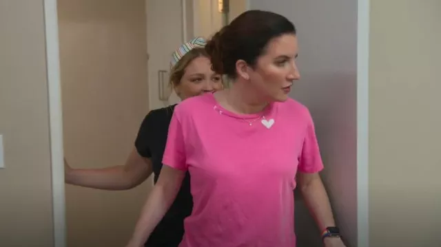 T-shirt court brodé coeur solide de Zoe Girl porté par Clea Shearer comme on le voit dans Get Organized with The Home Edit (S02E07)