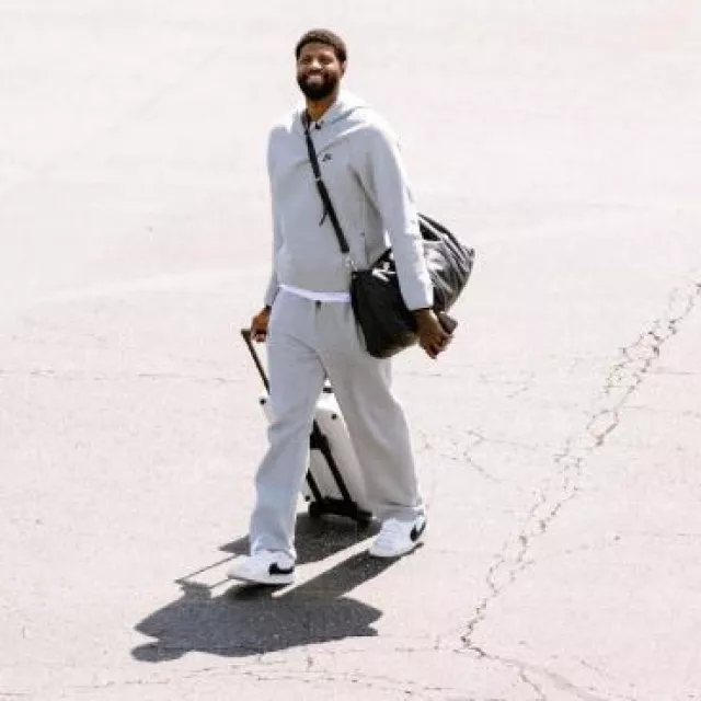 Nike Grey Heather Fleece Sweatpants worn by Paul George on the Instagram account @laclippers