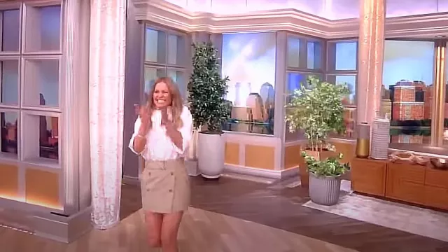 Falda Brielle de Burberry usada por Candace Cameron-Bure como se ve en The View el 12 de abril de 2024