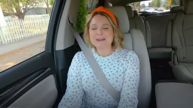 Lele Sadoughi Velvet Knotted Headband worn by Joanna Teplin as seen in Get Organized with The Home Edit (S02E08)