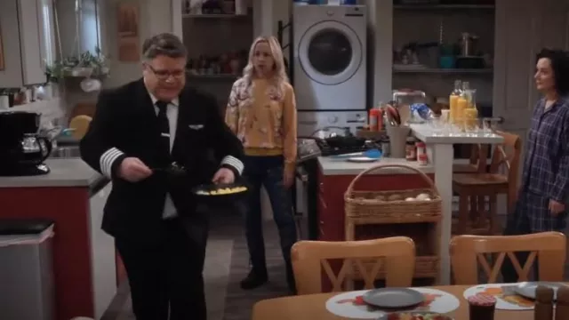 Michael Michael Kors Floral-Print Cropped Jeans In Regular & Petite Sizes worn by Becky Conner-Healy (Lecy Goranson) as seen in The Conners (S06E06)