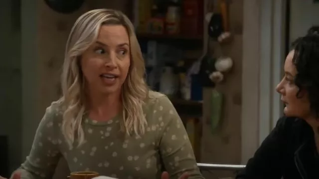 Forever 21 GReen & White Floral Top worn by Becky Conner-Healy (Lecy Goranson) as seen in The Conners (S06E07)