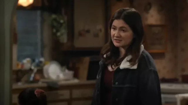 Free People Ariel Cozy Denim Bomber usado por Becky Conner-Healy (Lecy Goranson) como se ve en The Conners (T06E07)