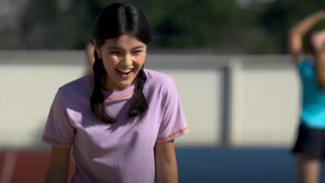 Camiseta Nastygal Standard Fit Acid Wash usada por Carmie Henley (Kaileen Chang) como se ve en I Woke Up a Vampire (T02E02)