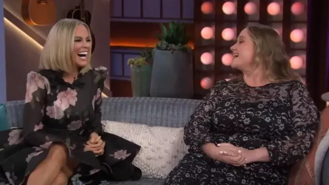 Minirobe Zimmermann Floral en lin et soie ajustée et évasée portée par Jenny McCarthy dans The Kelly Clarkson Show le 9 avril 2024