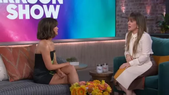 Falda midi de piel sintética Mother The Bits and Pieces usada por Kelly Clarkson como se ve en The Kelly Clarkson Show el 12 de abril de 2024