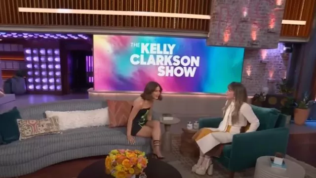 Camisa abotonada con cuello anudado de Mango usada por Kelly Clarkson como se ve en The Kelly Clarkson Show el 12 de abril de 2024