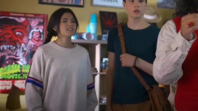 Sudadera a rayas de Aerie Sports usada por Carmie Henley (Kaileen Chang) como se ve en I Woke Up a Vampire (T02E03)