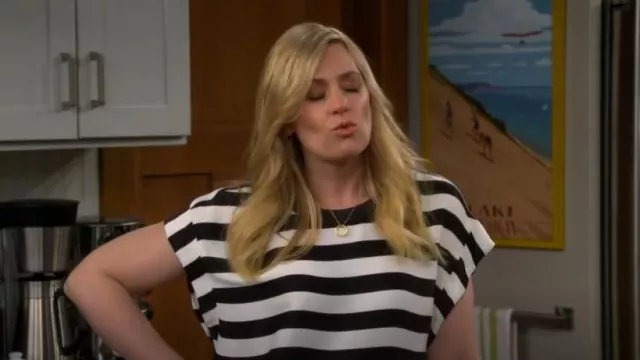 Maeve But­ton-Back Tee worn by Gemma Johnson (Beth Behrs) as seen in The Neighborhood (S06E07)