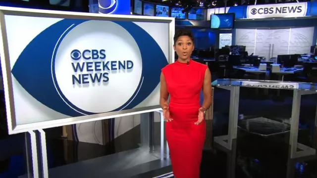 Robe mi-longue à col montant drapée express portée par Jericka Duncan comme on le voit dans CBS Evening News le 15 avril 2024
