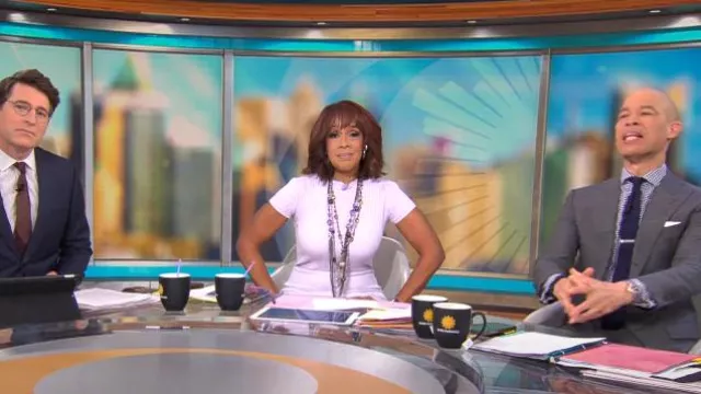 Bonne robe en molleton américain en lavande portée par Gayle King comme on le voit dans CBS Mornings le 15 avril 2024