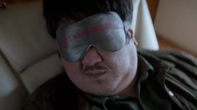 The sleep mask of Da Shi (Benedict Wong) in 3 Body Problem (S01E08)