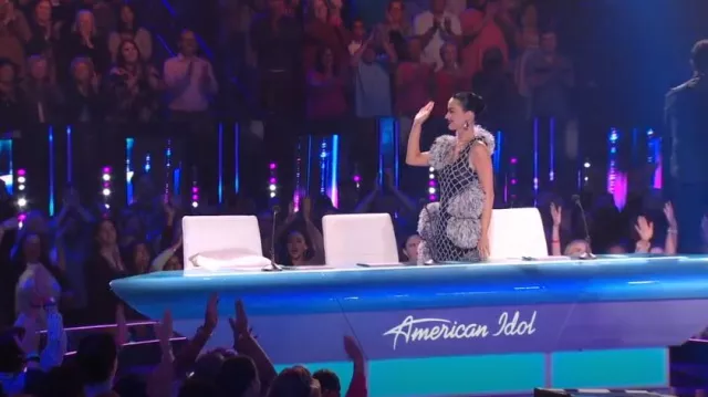 Robe Bottega Veneta à pompon portée par Katy Perry dans American Idol (S22E10)
