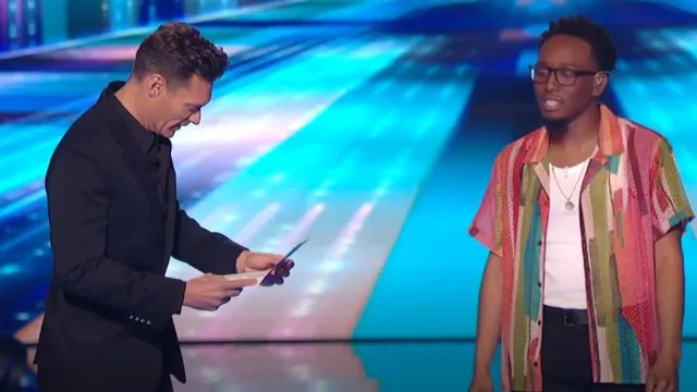 Chemise à manches Raga Man portée par Quintavious comme on le voit dans American Idol (S22E11)