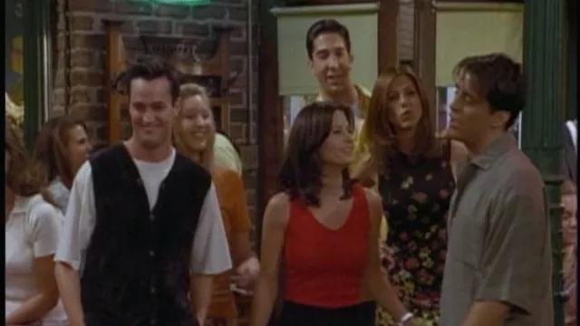 Robe mi-longue noire à imprimé floral Skylar portée par Rachel Green (Jennifer Aniston) dans Friends (S03E01)