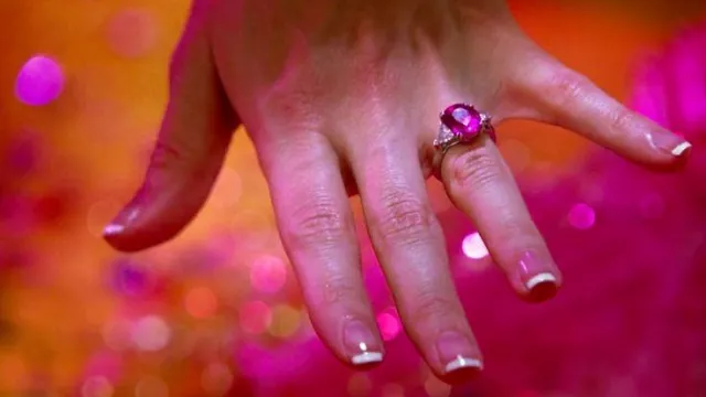 Bague de fiançailles rose de forme ovale portée par Elle Woods (Reese Witherspoon) comme on le voit dans Legally Blonde 2 : Red, White & Blonde