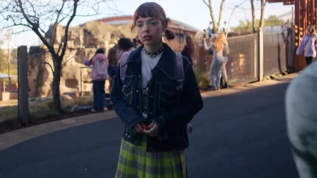 La mini-jupe plissée Sunday Best Olive portée par Quinni Gallagher-Jones (Chloé Hayden) comme on le voit dans Heartbreak High (S02E05)