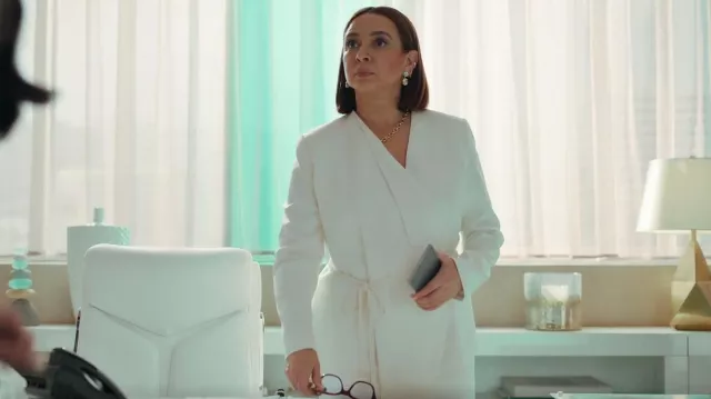 Veste portefeuille en soie extensible Lafayette 148 New York portée par Molly Novak (Maya Rudolph) dans Loot (S02E04)