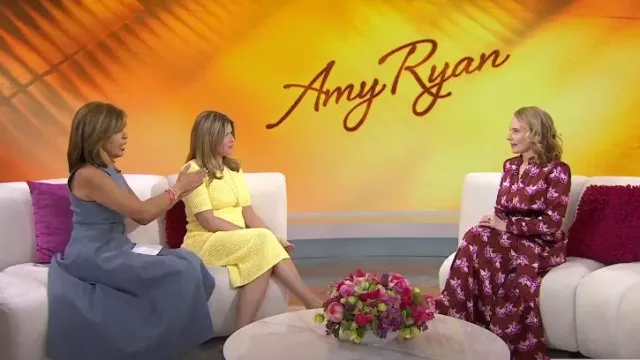 Robe longue à imprimé nénuphar Me + Em portée par Amy Ryan comme on le voit dans Today with Hoda & Jenna le 16 avril 2024