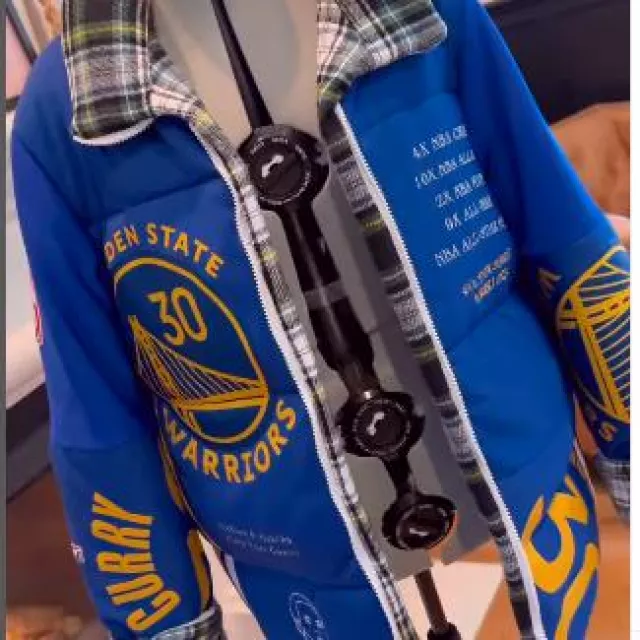 Golden State Warriors Blue Jacket of Ayesha Curry on the Instagram account @kristinjuszczyk