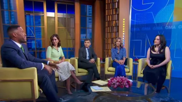Pantalon large en cuir végétalien Alice + Olivia Dylan porté par Lara Spencer dans Good Morning America le 17 avril 2024