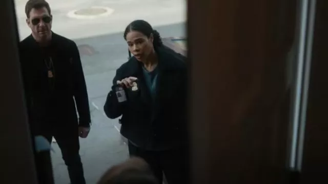 Chaqueta de Maje Gaelili usada por la agente especial Sheryll Barnes (Roxy Sternberg) como se ve en FBI: Most Wanted (T05E09)