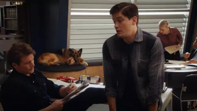 Surchemise en wax London Whiting portée par Jesse Mills (Justin Kelly) comme on le voit dans Hudson & Rex (S06E13)