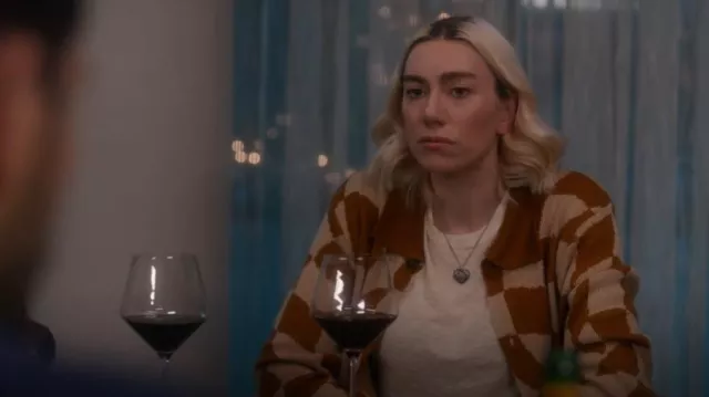 Polo à motif jacquard super massif porté par Allison (Madeline Wise) comme on le voit dans So Help Me Todd (S02E06)