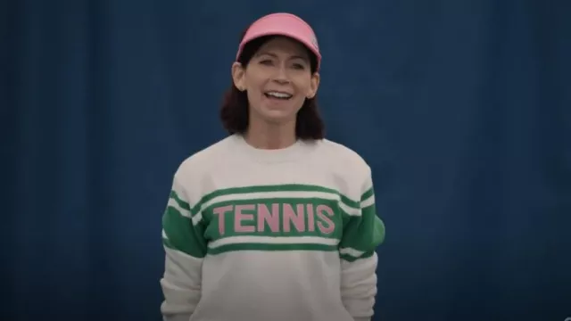 Pull de tennis Runway Athletics porté par Elsbeth Tascioni (Carrie Preston) comme on le voit dans Elsbeth (S01E05)