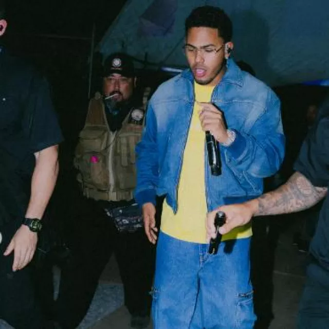 T-shirt jaune Givenchy 'Reverse Paris' porté par Myke Towers sur le compte Instagram @myketowers