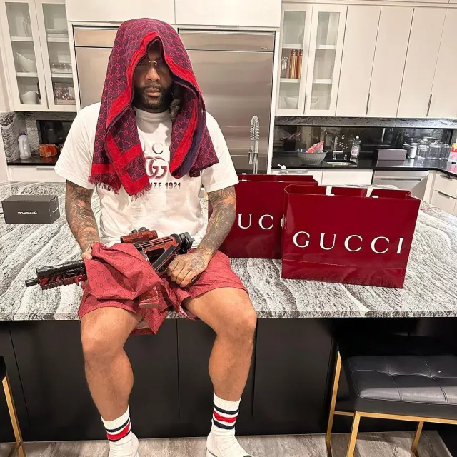 Bufanda con flecos Gucci Purple & Red-GG usada por Money Man en la cuenta de Instagram @moneyman