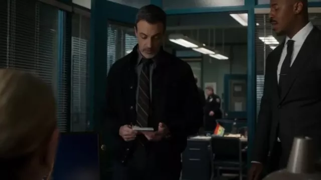 Polo Ralph Lauren Roghout Bomber en daim porté par Vincent Riley (Reid Scott) dans Law & Order (S23E10)