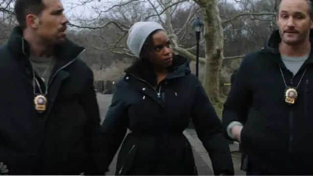 Mackage Stretch Light Down avec capuche amovible porté par la détective Monique Jeffries (Michelle Hurd) comme on le voit dans Law & Order : Special Victims Unit (S25E09)