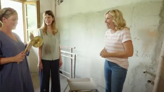 Stitch Fix Femmes Top Medium Rose Blanc Rayé Ourlet Arrondi porté par Jenny Marrs comme on le voit dans Fixer à Fabulous Italiano (S01E05)